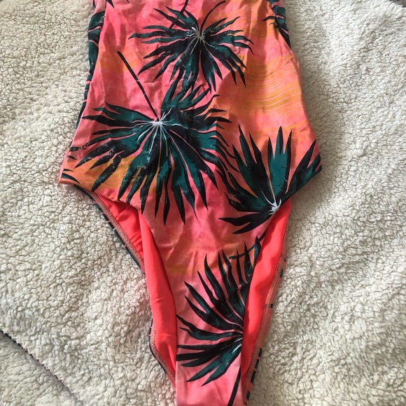 BRAND NEW ONE PIECE SWIMSUIT FROM BILLABONG - Picture 3 of 9
